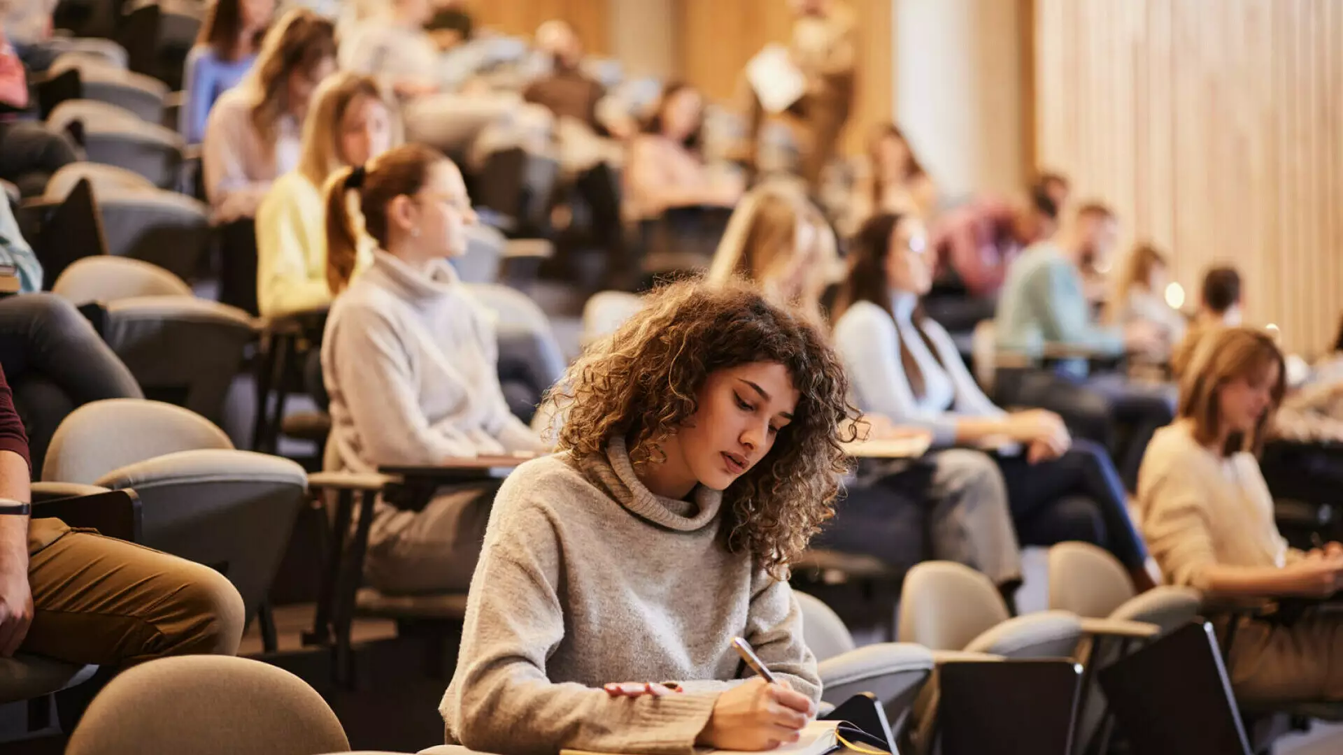 Ministrul Educaţiei, criticat după ce a &icirc;ndemnat studenţii să-şi caute job-uri part-time: &bdquo;Nu poți trăi decent&rdquo;